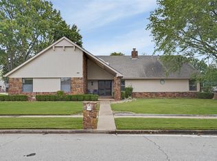 8401 Fairway Pl, Broken Arrow, OK 74011