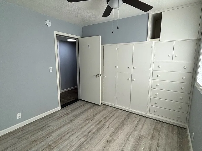 1111 NW 32nd St #1 — Photo 1