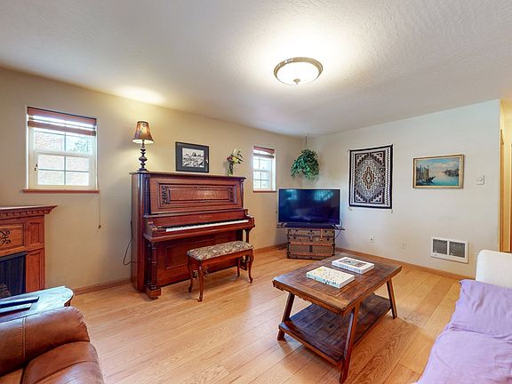 4th image of 545 Hassett St