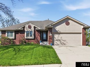 2013 Liberty Ln, Papillion, NE 68133