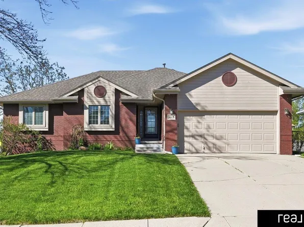2013 Liberty Ln, Papillion, NE 68133