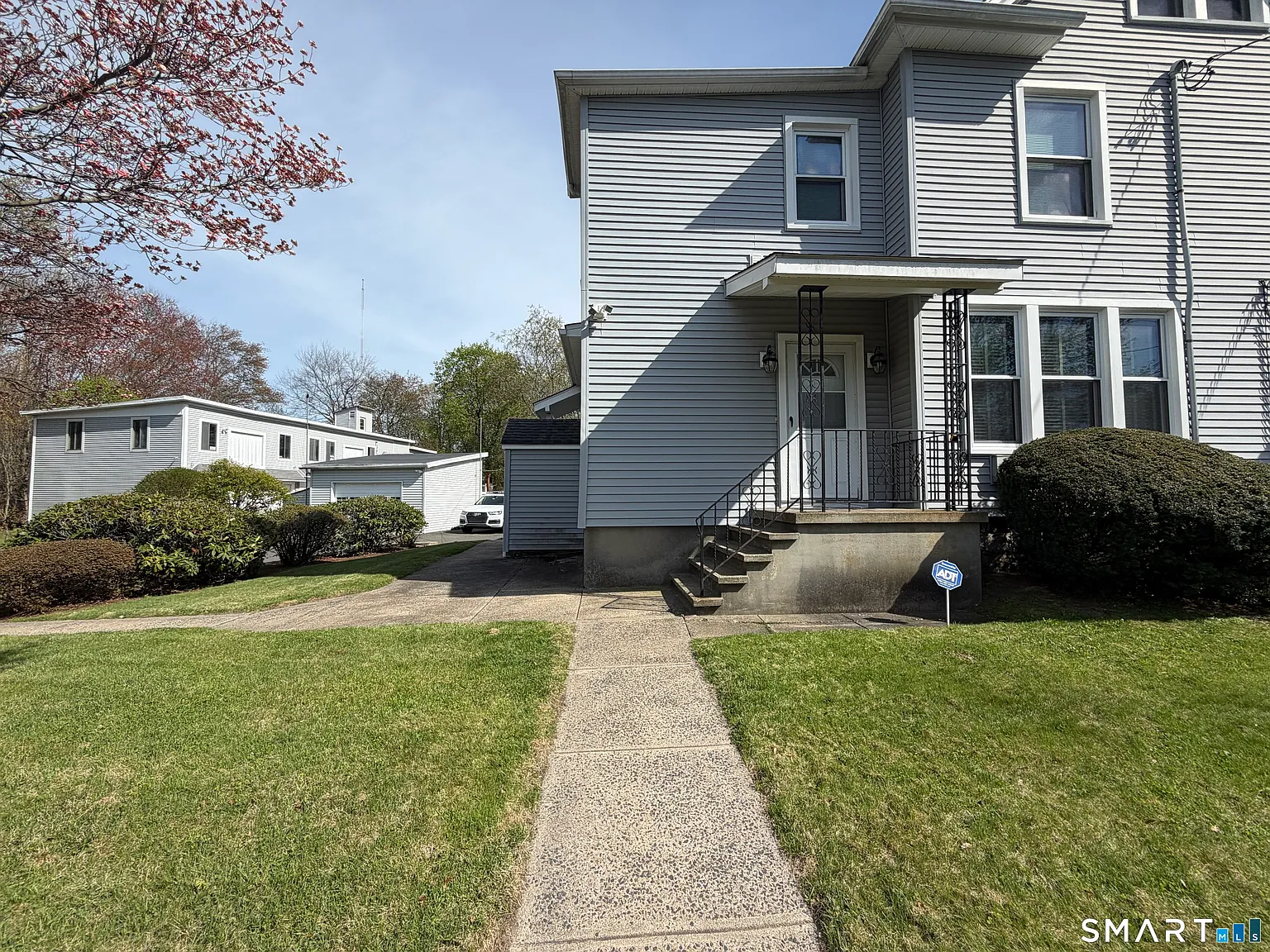 3 bed, 1.0 bath, 1200 sqft, $2,350 — Photo 2