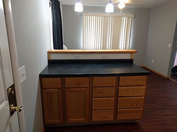 Kitchen peninsula/snack bar