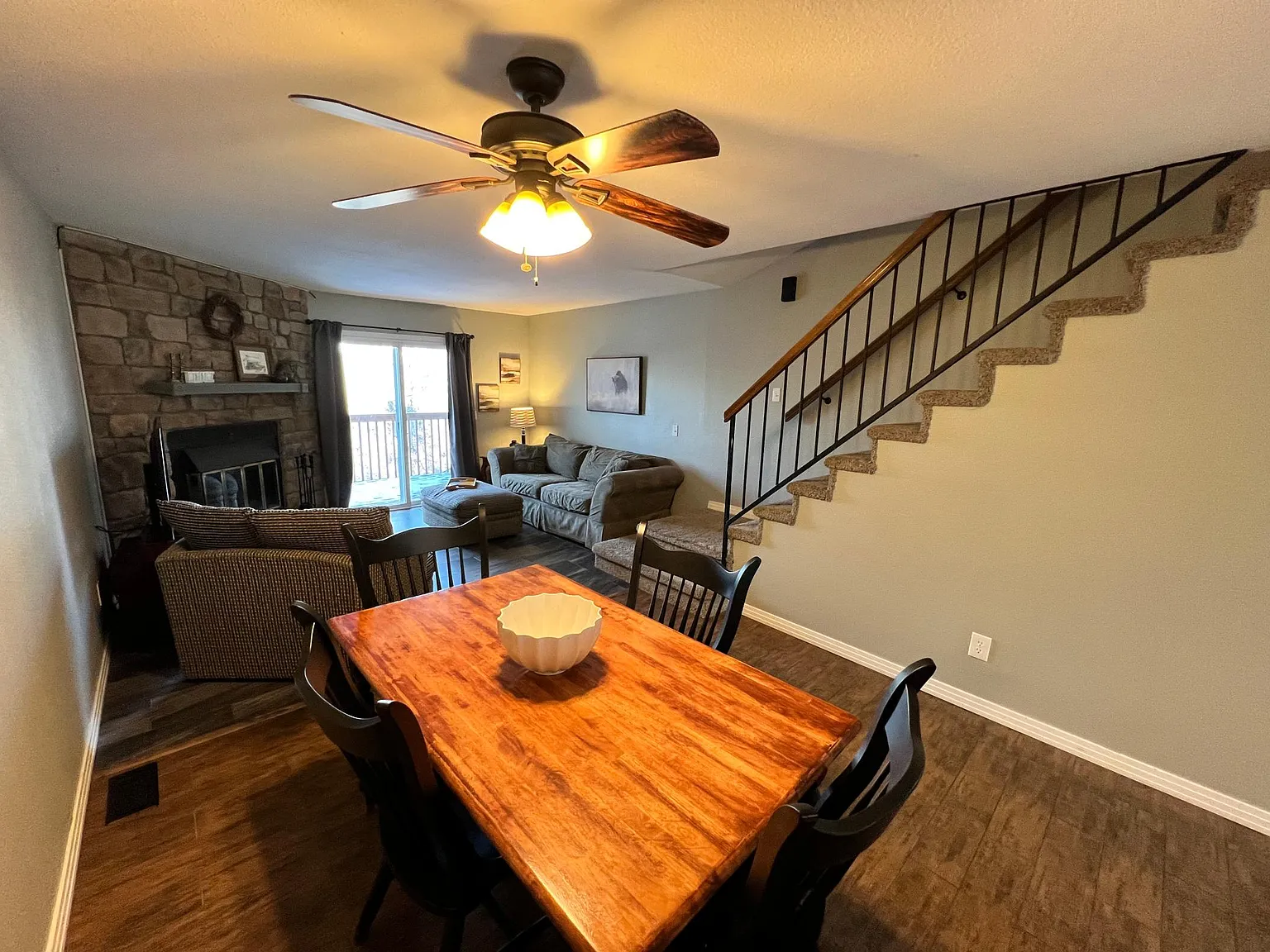 3 bed, 1595 sqft, $2,595 — Photo 2