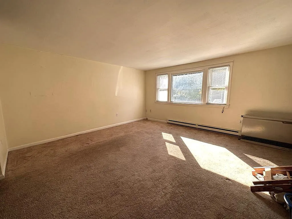 3 bed, 1.5 bath, 1060 sqft, $2,050 — Photo 4