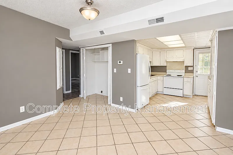 3 bed, 1.0 bath, 1012 sqft, $1,400 — Photo 2