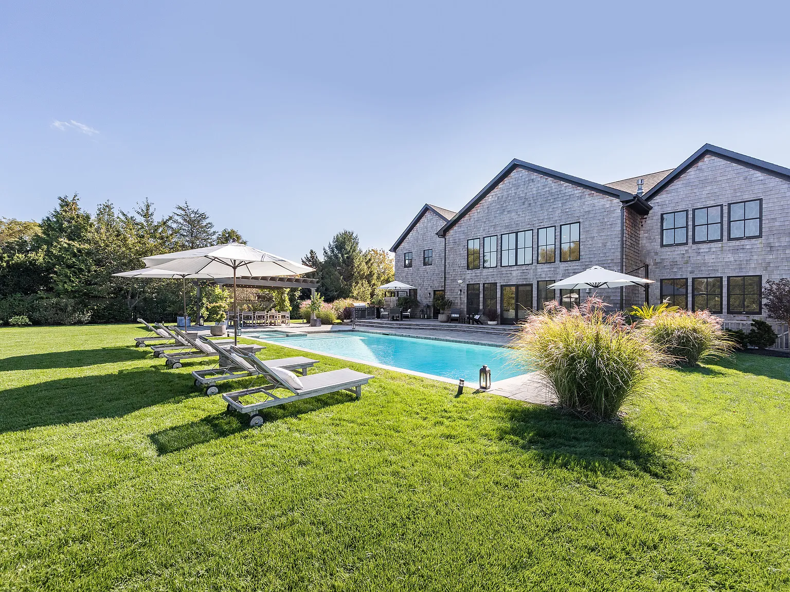 Chic South of Highway Southampton Retreat — Photo 4