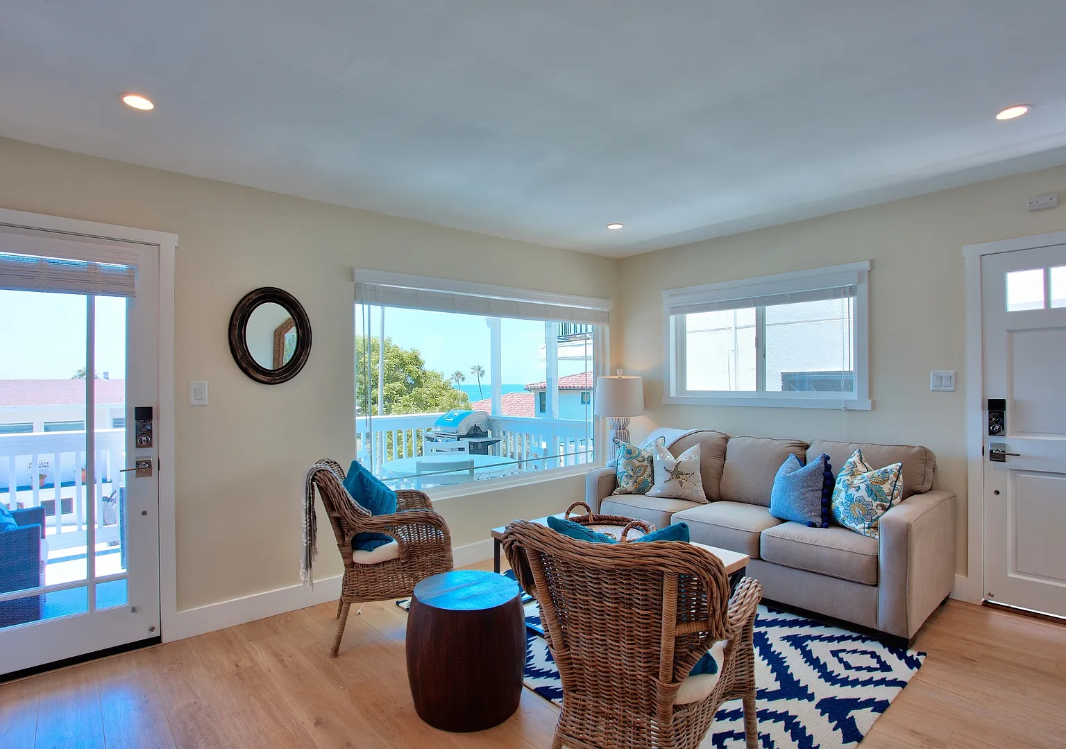 Alameda Lane Complex — Photo 1