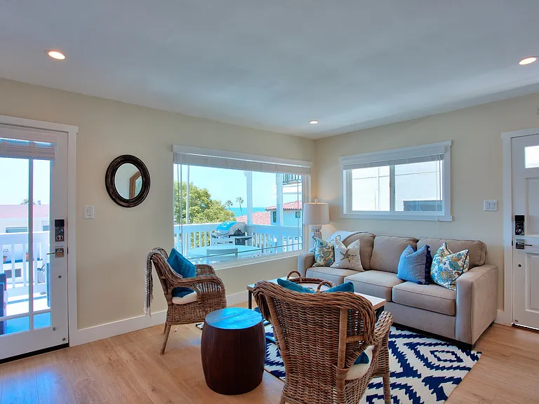 Alameda Lane Complex — Photo 1