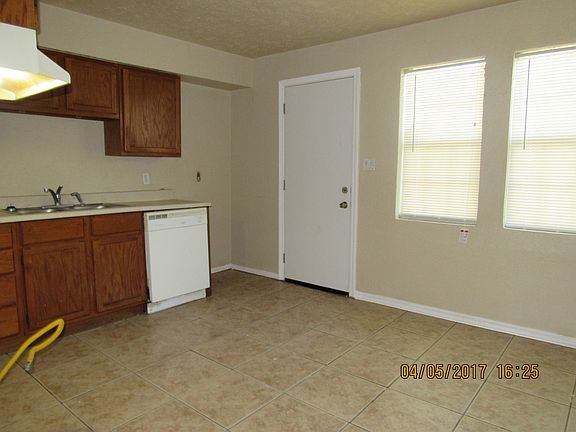 4th image of 1437 NW Hoover Ave