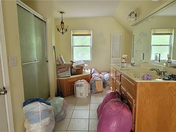 5th image of 305 W Adams St