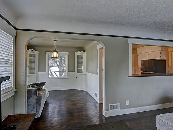 5th image of 2528 W Garland Ave