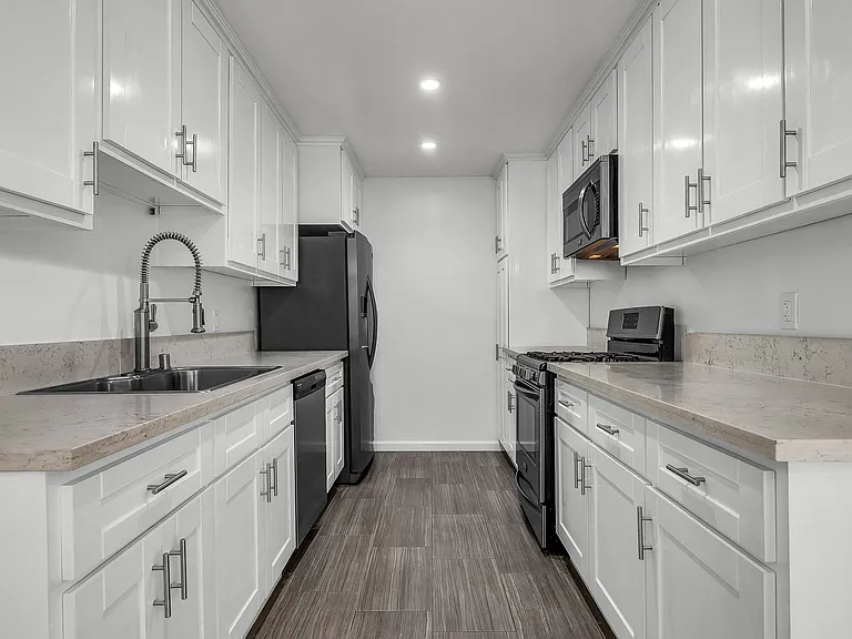 1432 Saltair Ave — Photo 2