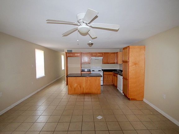 famikly room/ kitchen