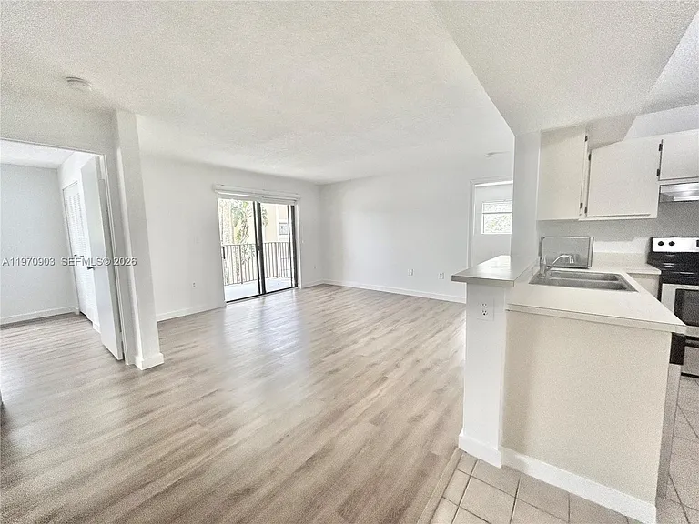 400 Palm Cir W #201 — Photo 8