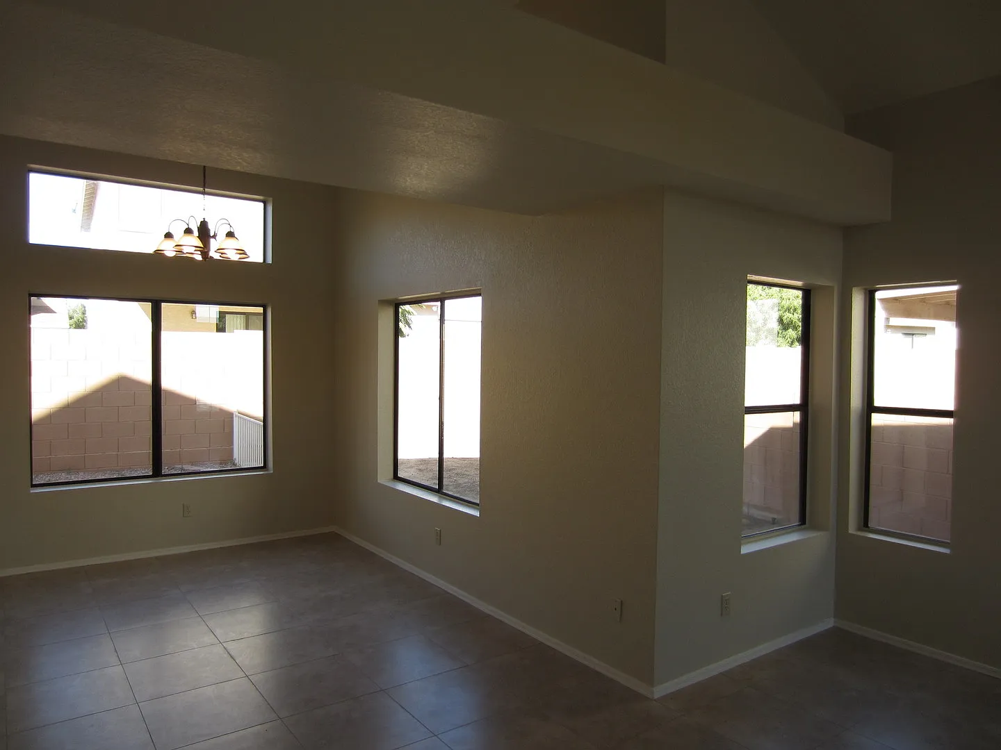 Comfortable & Convenient Nortwest 3 Bed. 3 Ba. Home — Photo 4