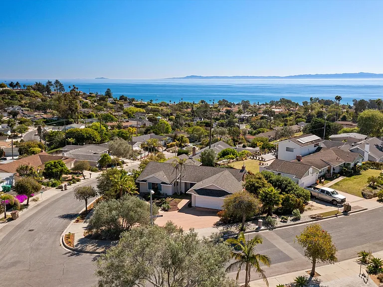 Corner Lot Island View & Surf View 
Private corner view property in a prime Mesa location.