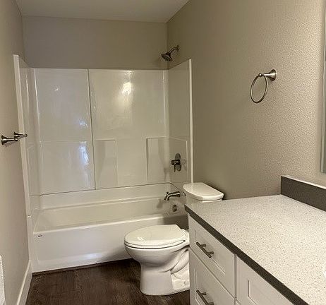 4th image of 300 NW Santiam Blvd #306