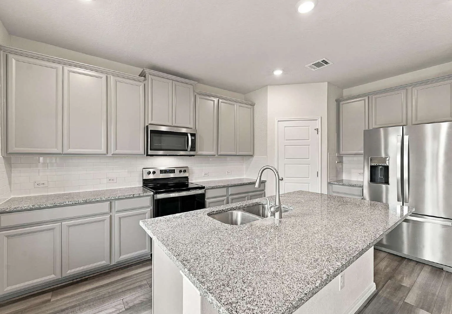4 bed, 2.5 bath, 2304 sqft, $2,300 — Photo 3