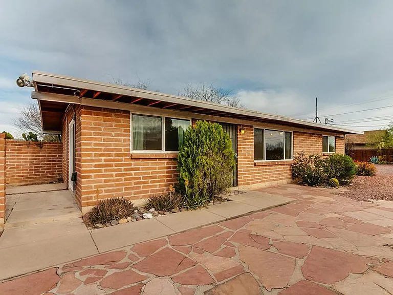1130 E Linden St — Photo 1
