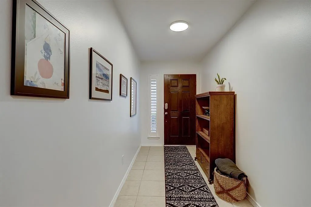 3 bed, 3.0 bath, 2118 sqft, $3,000 — Photo 2