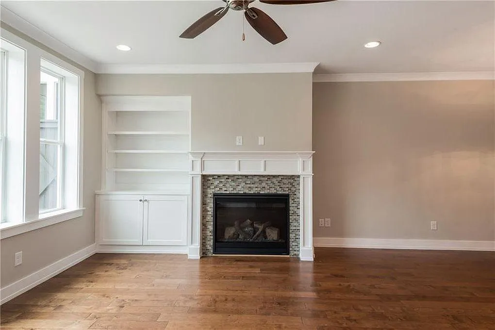 3 bed, 1950 sqft, $3,000 — Photo 2
