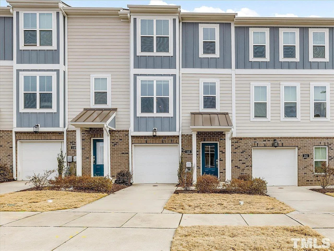 3 bed, 2.5 bath, 1820 sqft, $2,100 — Photo 1