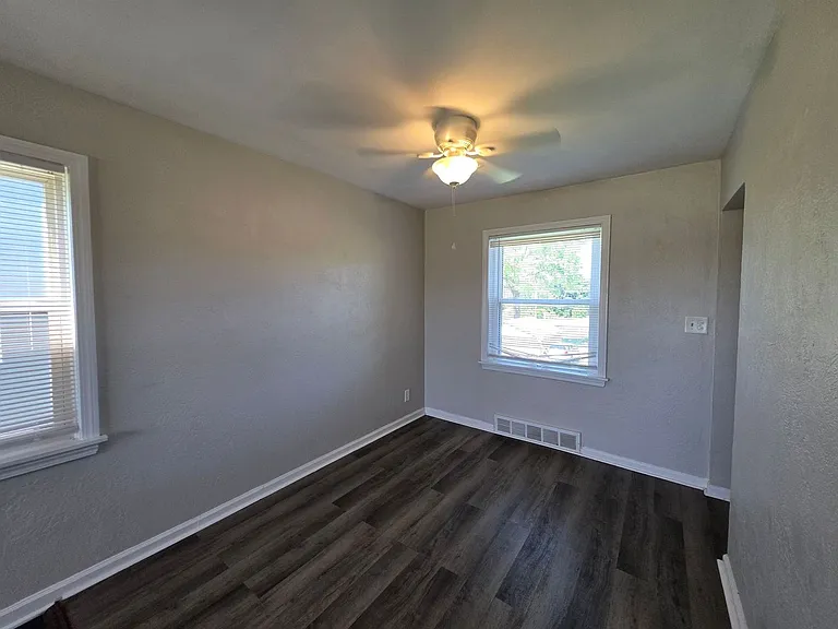 726 S Leonard St — Photo 4
