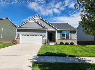 8676 Sawgrass Ln, White Lake, MI 48386