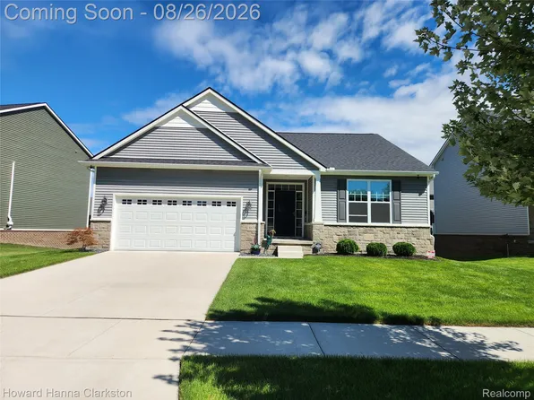 8676 Sawgrass Ln, White Lake, MI 48386