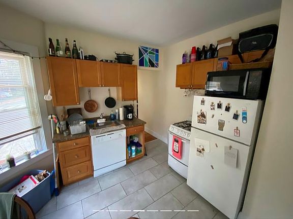 3rd image of 132-133 Oxford St #2A