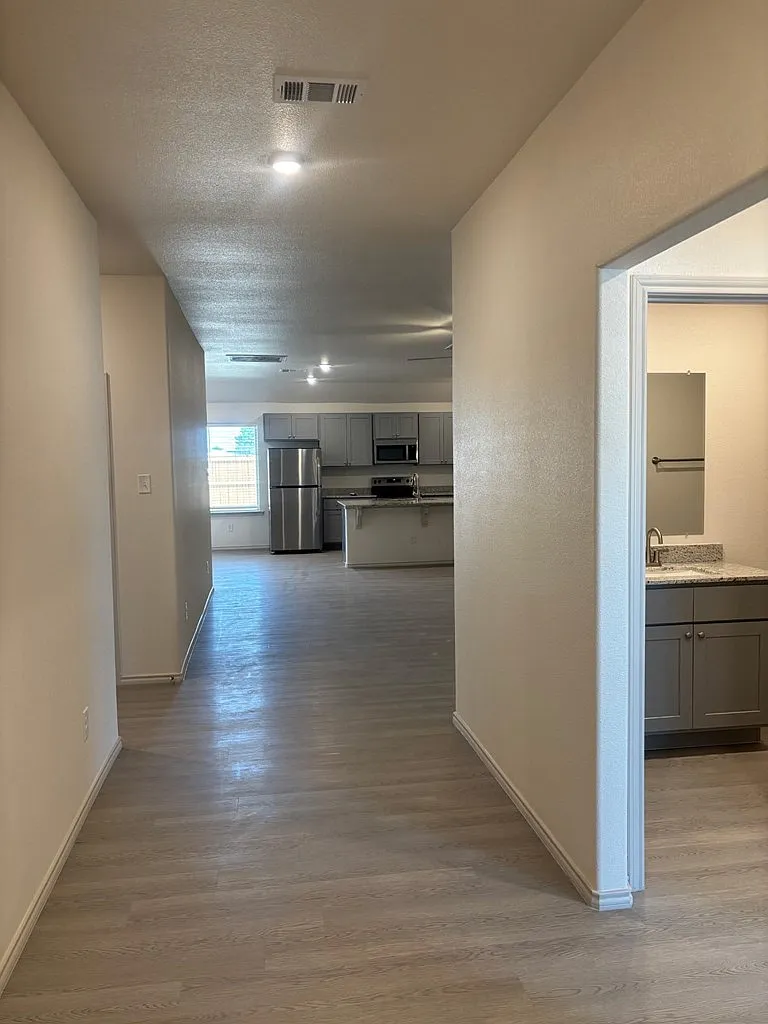 3 bed, 2.0 bath, 1500 sqft, $2,850 — Photo 2