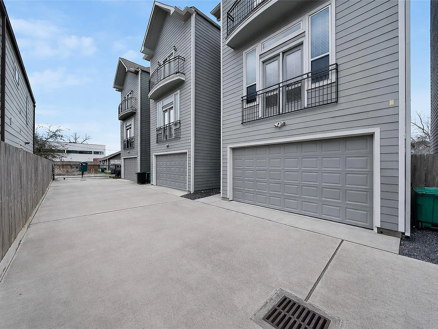 3 bed, 3.5 bath, 2180 sqft, $3,200 — Photo 2