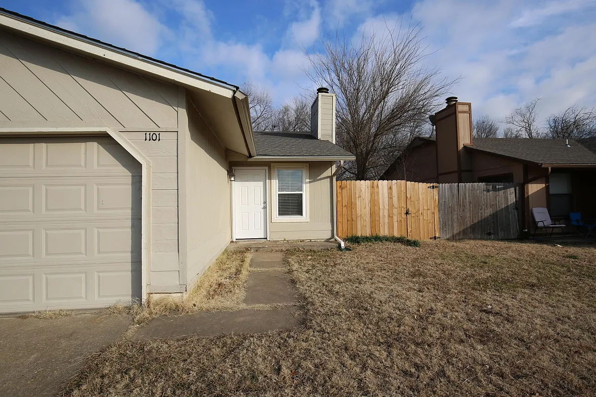 Building Photo - 1101 N Narcissus Ave