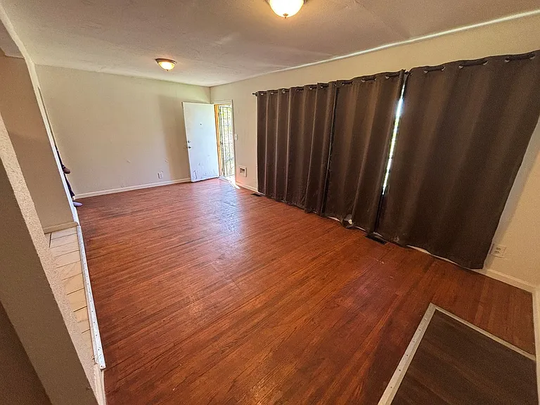 245 E Young Pl — Photo 37