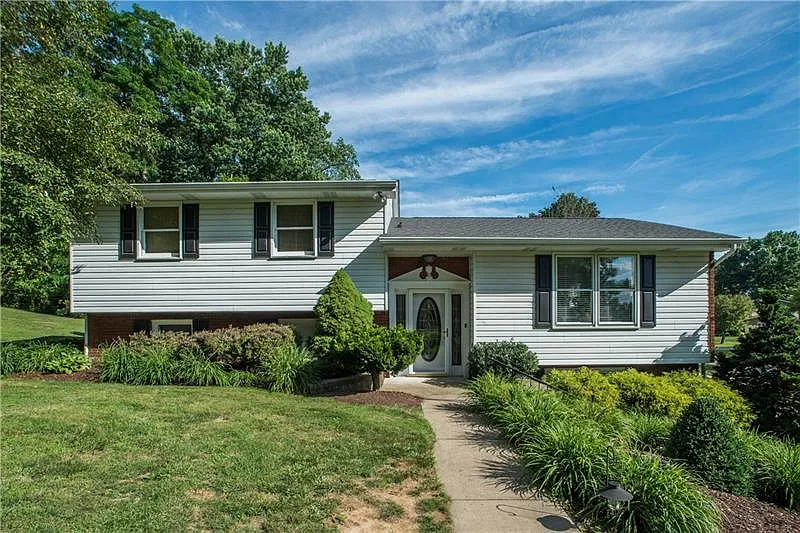 114 Stratford Dr photo 1