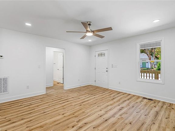 5th image of 910 Roosevelt St