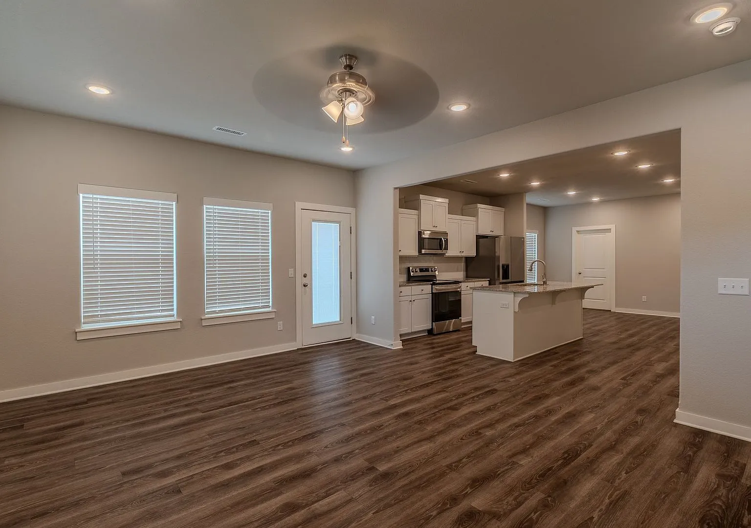 4 bedroom 3.5 bath home! — Photo 2