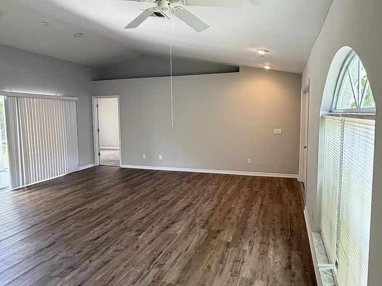 1229 SE 21st Pl — Photo 3