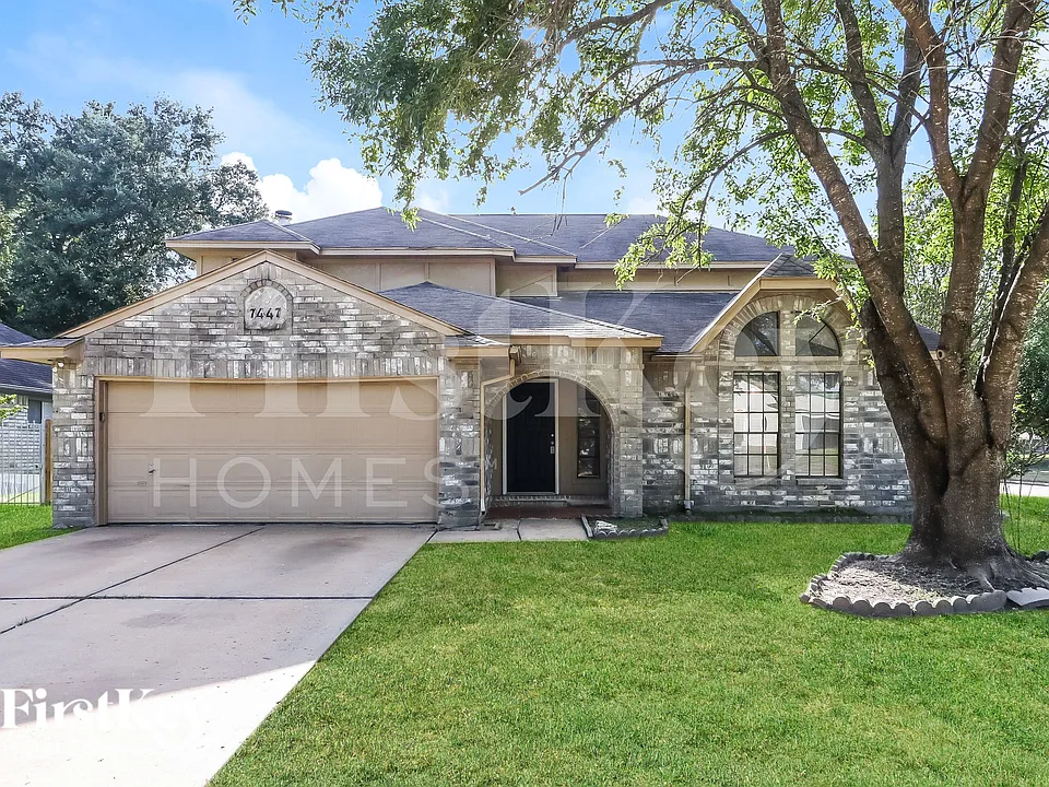 7447 Woodland West Dr