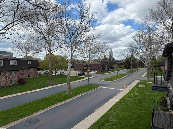 322 Riviera Dr, Saint Clair Shores, MI 48080