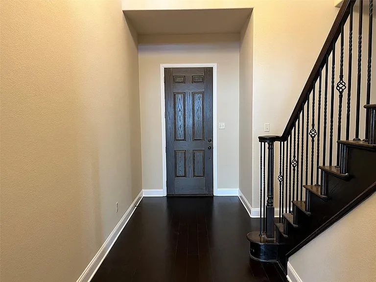 3826 Hyde Park Dr — Photo 2