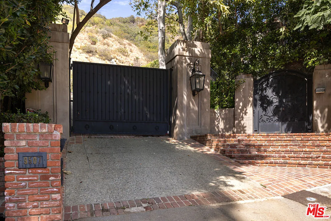 5 bed, 7.0 bath, 6700 sqft, $50,000 — Photo 2