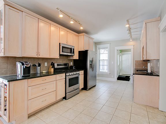 5th image of 394 Laurel Ave #1