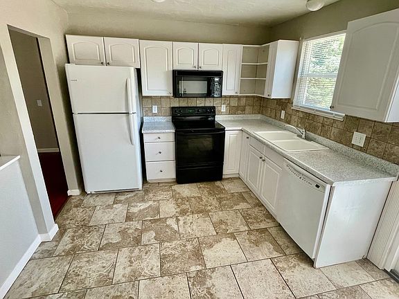 Bright Kitchen with Plenty of Cabinet & Countertop Space