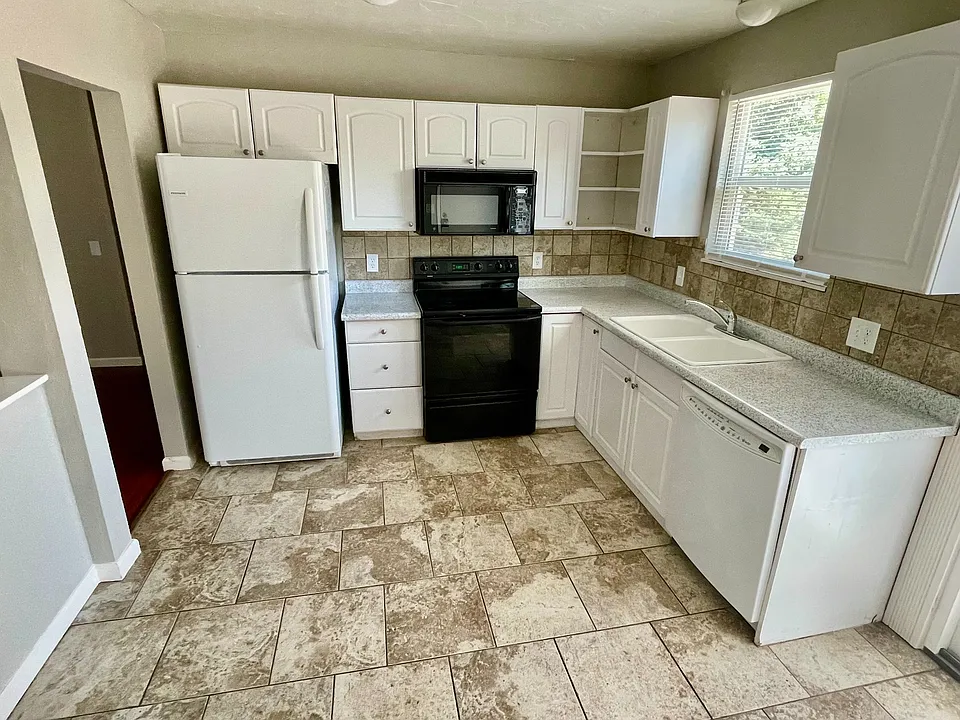 Bright Kitchen with Plenty of Cabinet & Countertop Space