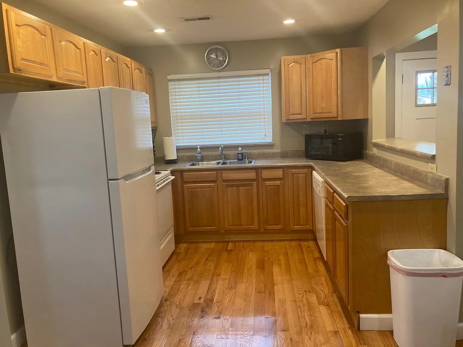 3 bed, 2030 sqft, $3,500 — Photo 4