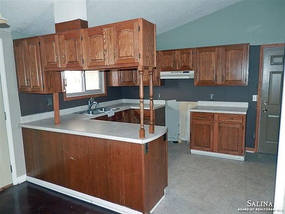 3rd image of 831 Carriage Cir