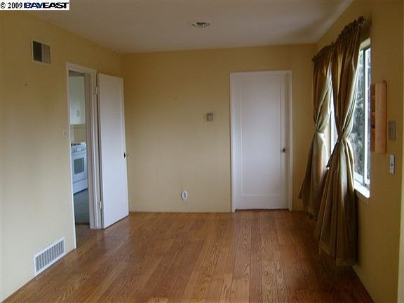 5th image of 4686 Davenport Ave