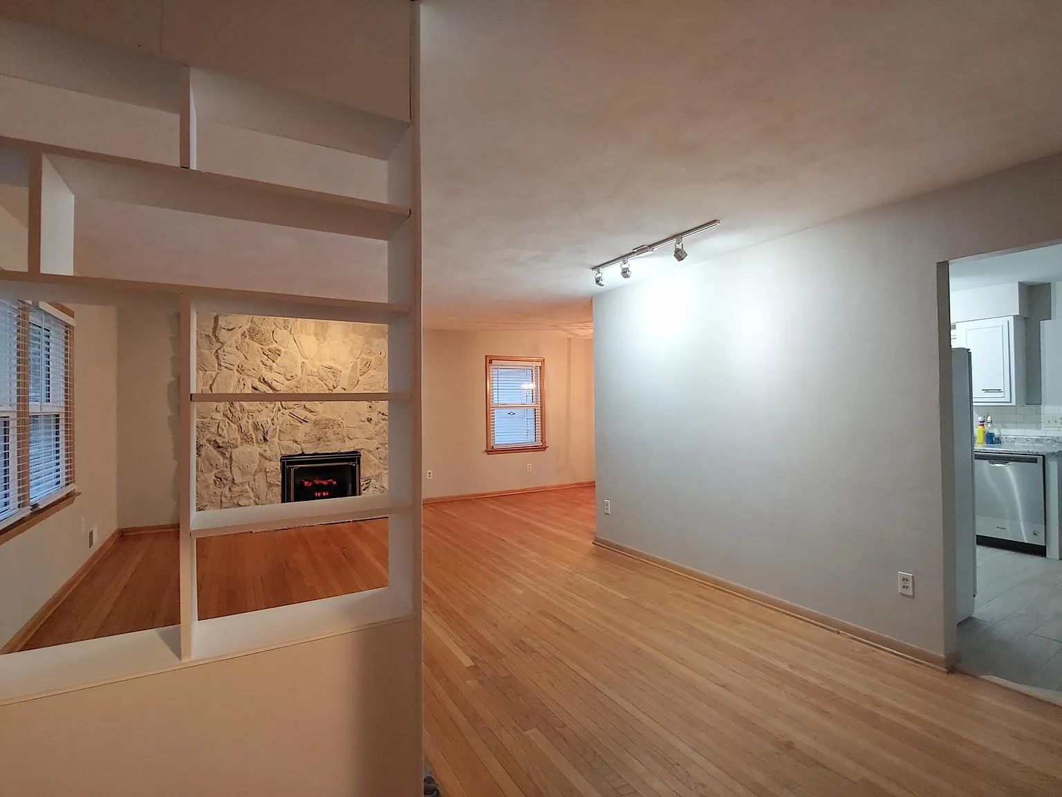 608 Richards Ln photo 1